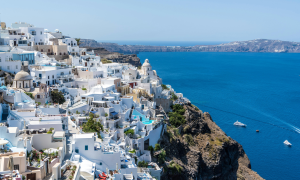 مشهد ساحلي شهير من جزيرة سانتوريني (Santorini) في اليونان، تقع ضمن مجموعة جزر كيكلاديس (Cyclades)