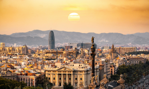 مدينة برشلونة (Barcelona) في إسبانيا، في وسط الصورة يظهر نُصب كريستوفر كولومبوس (Monument a Colom)