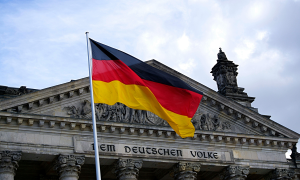 العبارة المنقوشة على الواجهة:"DEM DEUTSCHEN VOLKE"
وتعني: "للشعب الألماني"، وهي شعار وطني يرمز إلى السيادة الشعبية والديمقراطية.