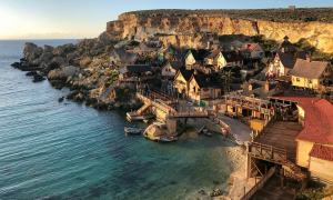 قرية بوباي (Popeye Village)، وتُعرف أيضاً باسم Sweethaven Village، وهي تقع في خليج أنكور (Anchor Bay) في شمال غرب جزيرة مالطا