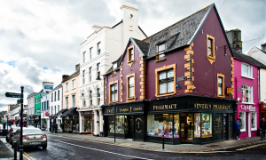 مدينة كيلارني (Killarney)، الواقعة في مقاطعة كيري (County Kerry) في جنوب غرب جمهورية أيرلندا.