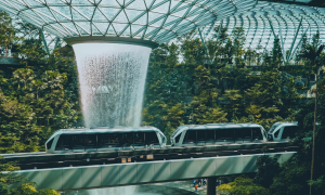 مطار شانغي (Changi Airport) في سنغافورة، وتحديداً من منطقة جويل (Jewel Changi Airport)